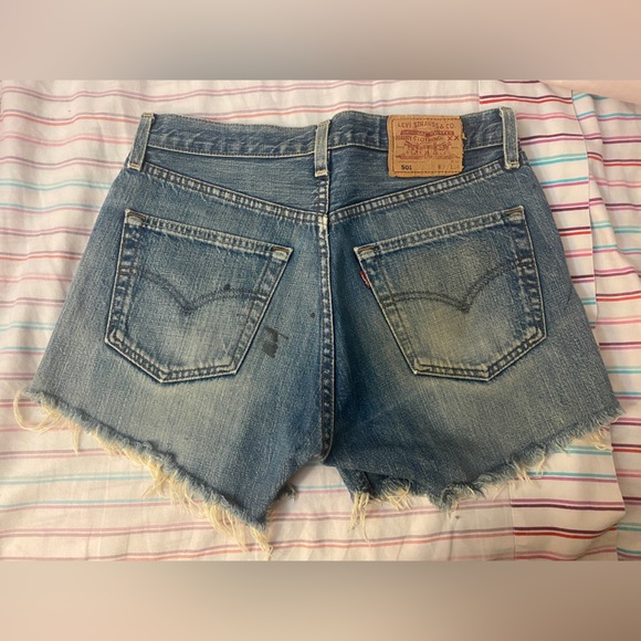 Distressed 501 Levi shorts - Picture 2 of 5